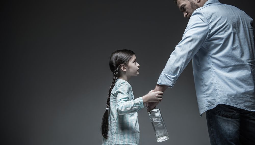 Атам ичип алып тынчтык бербейт. Кантип токтотобуз?