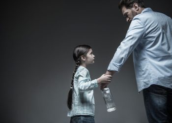 Атам ичип алып тынчтык бербейт. Кантип токтотобуз?