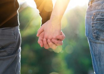 Жигитим менден кичүү. Улуу балага турмушка чыгышым керекпи?