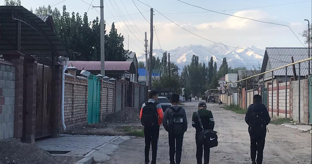 Ата-энеге: Эмне үчүн өспүрүмдөр колдорун кесип