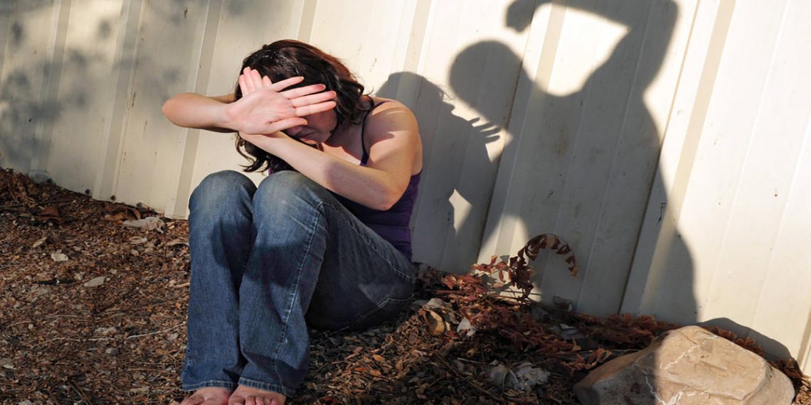 Күйөөм тойдун эртеси эле ура баштады. Эмне кылам?