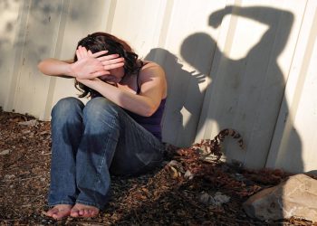 Күйөөм тойдун эртеси эле ура баштады. Эмне кылам?