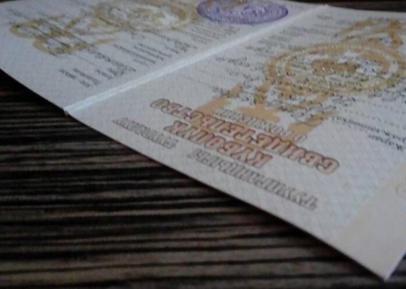 Баланы чоң атасынын атына жаздырсам болобу? Эксперт жооп берет