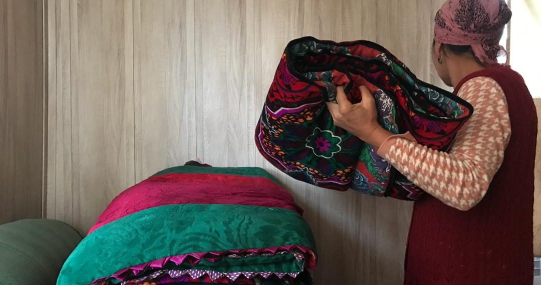 Бөлмөмө кирсем кайын энем себимди санап жатыптыр