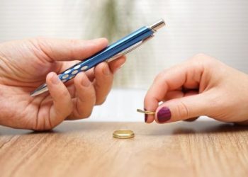 Жолдошумдун биринчи аялы анын фамилиясына жазылган. Эмне кылсак болот?