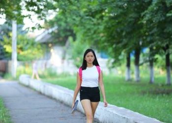 Кызым бир жигит менен сүйлөшө баштаптыр. Эми кантип тарбия бериш керек?