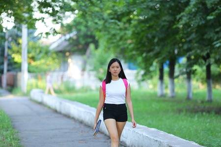 Кызым бир жигит менен сүйлөшө баштаптыр. Эми кантип тарбия бериш керек?