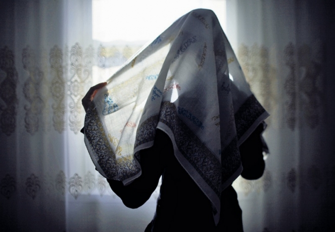 Жүгүнгөндү жаман көргөн келиниме эч ким унчуга албайт