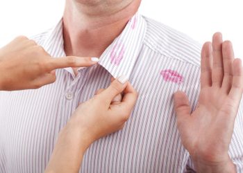 Жолдошум көзүмө чөп салганын токтотпой жатат. Эмне кылам?