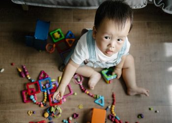 Кичинекей баланын көкүрөгүн сыкса кийин колтугу