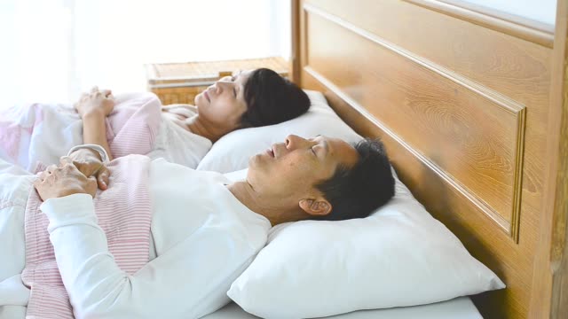 Исламда аял күйөөсүнүн оң тарабында жатышы керекпи же солбу?