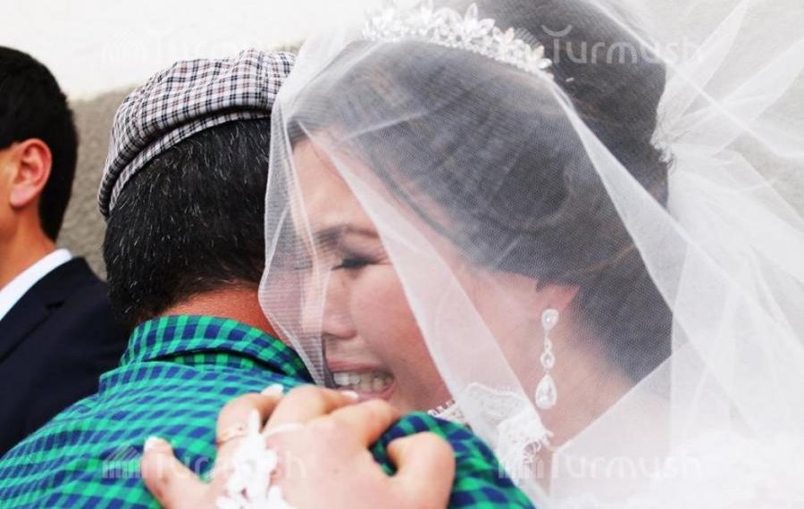 Карапайым жигитке турмушка чыктың деп баш тарткан атам кечирим сурады