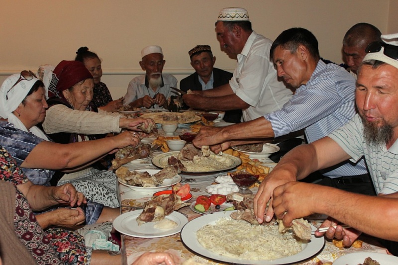 Эт жеш үчүн барасың деп