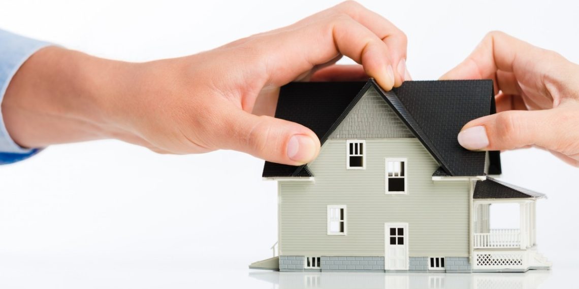 Күйөөм менен ажырашканы жатабыз. Кайын энемдин үйүбүздү талашууга укугу барбы?