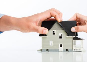 Күйөөм менен ажырашканы жатабыз. Кайын энемдин үйүбүздү талашууга укугу барбы?