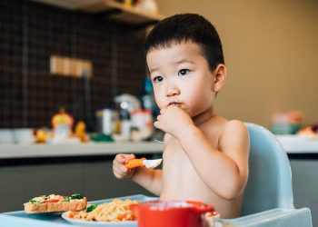 Бир жаштагы баламдын тиштери сынып жатат. Эмне кылыш керек?