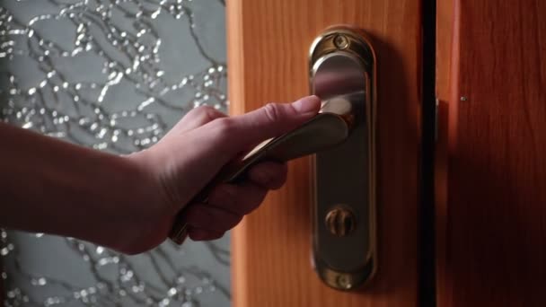 Уруша кетсек эле күйөөм “үйүңө кет” дей берет. Психолог жооп берет