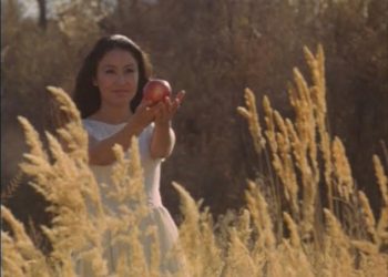 Сүрөттөгү бейтааныш сулуу ким? "Кызыл алма" тасмасы тууралуу тест