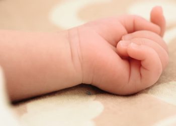 Кызымды кайын эжеме жаздырууга карышмын. Менсиз өткөрүп албайбы?