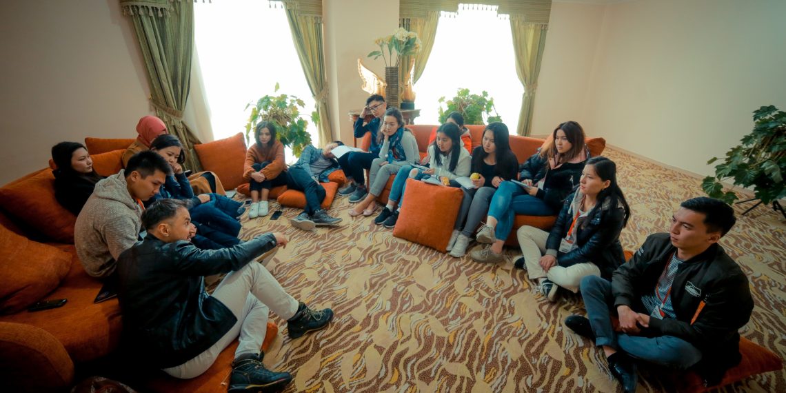 EduMentor 10-11 класстын окуучуларын ментордук программага чакырат