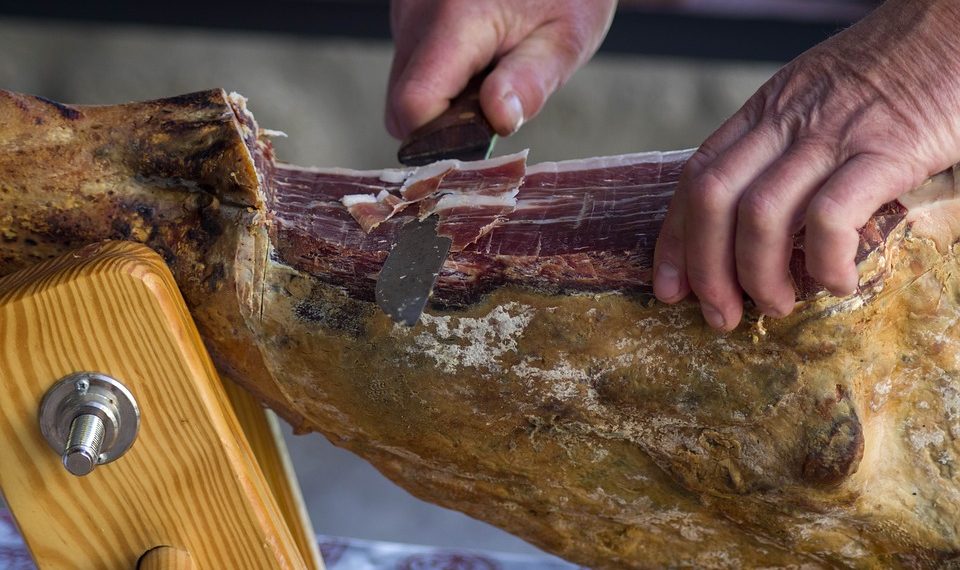 Жумушуман чочконун этин колум менен кармоого туура келет. Эмне кылсам болот?