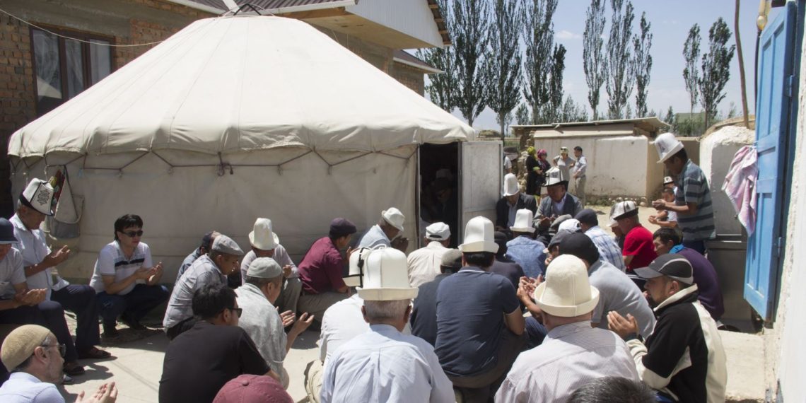 Дасторкондун үстүндө эмес башка жерде отуруп куран багыштаса болобу?