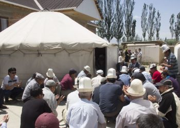 Дасторкондун үстүндө эмес башка жерде отуруп куран багыштаса болобу?