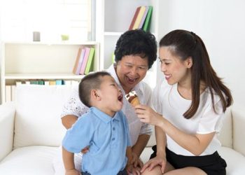 Кызым күйөөсү менен жашабайт. Жалгыз бой эне боло алабы?