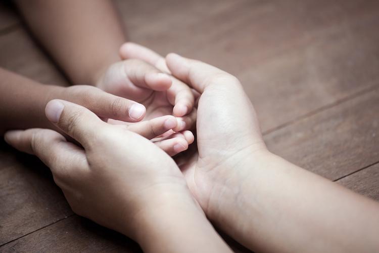 Багып алган баланы кантип үй-бүлөгө көндүрүү керек? Психологдун кеңеши