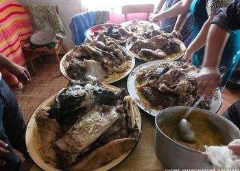 Той өткөргөн кошунам 125 литр шорпосун көчөгө төгүп коюптур