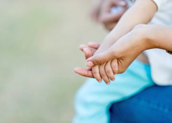 Кайын энем балдарга “доом жок” арызын жазып бер деп жатат. Бул эмнени билдирет?