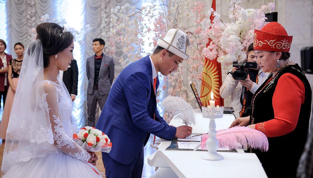 Жубайлар бир учурда эки никени мыйзамдаштыра алабы? Тесттен өтүңүз