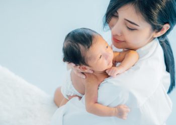 Жаңы төрөгөн балам окшуп жатат. Бул эмнеси? Педиатр жооп берет