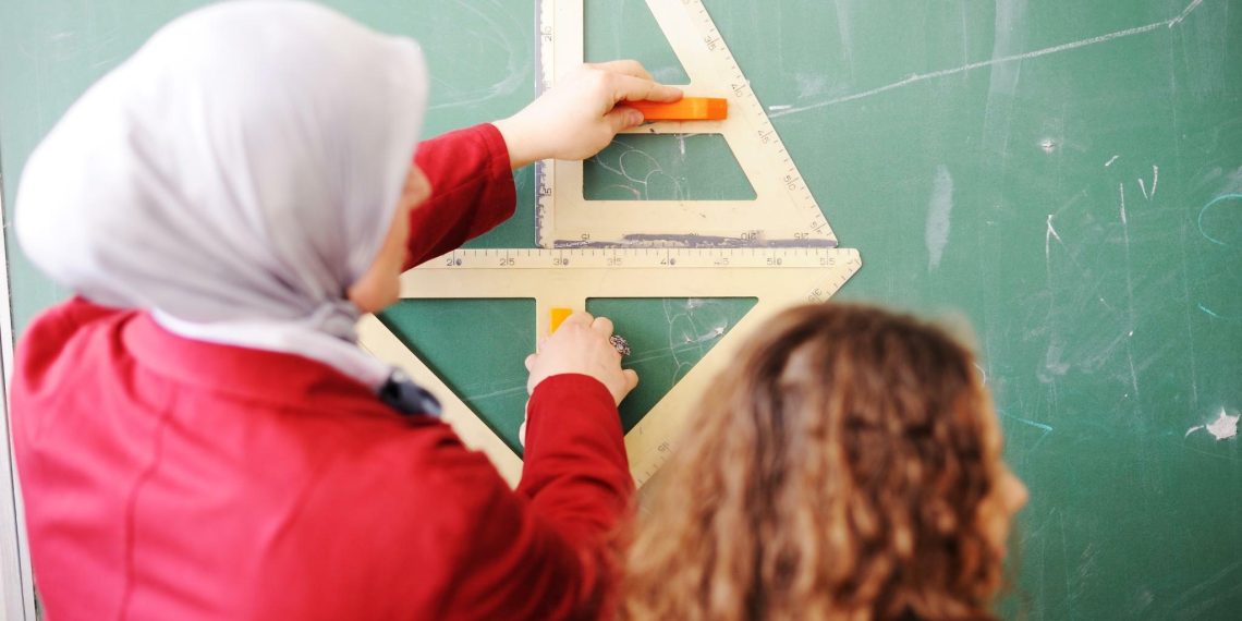 Мектеп директору хиджаб кийгени үчүн мугалимди жумуштан кетире алабы?