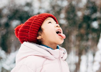 Кыздар акырын сүйлөйт