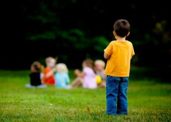 Балам башка балдарга аралашып ойной албайт. Психологдун кеңеши