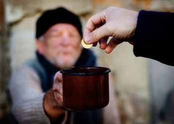 Садаканы христиандарга берсе болобу? Теолог жооп берет