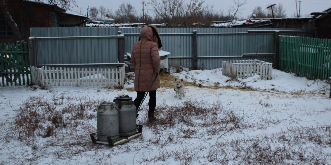 Кышында да эшикке жуунасыңарбы деп кошунабыз каткырып шылдыңдады