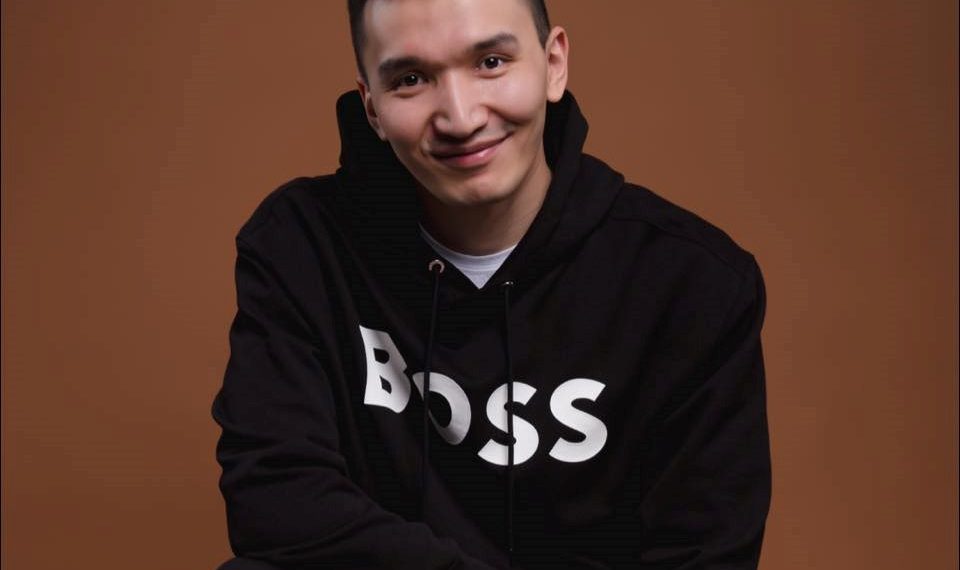 "Сен бул дүйнөдө эч кимге карыз эмессиң!" Данияр Эмиловдон кеңеш