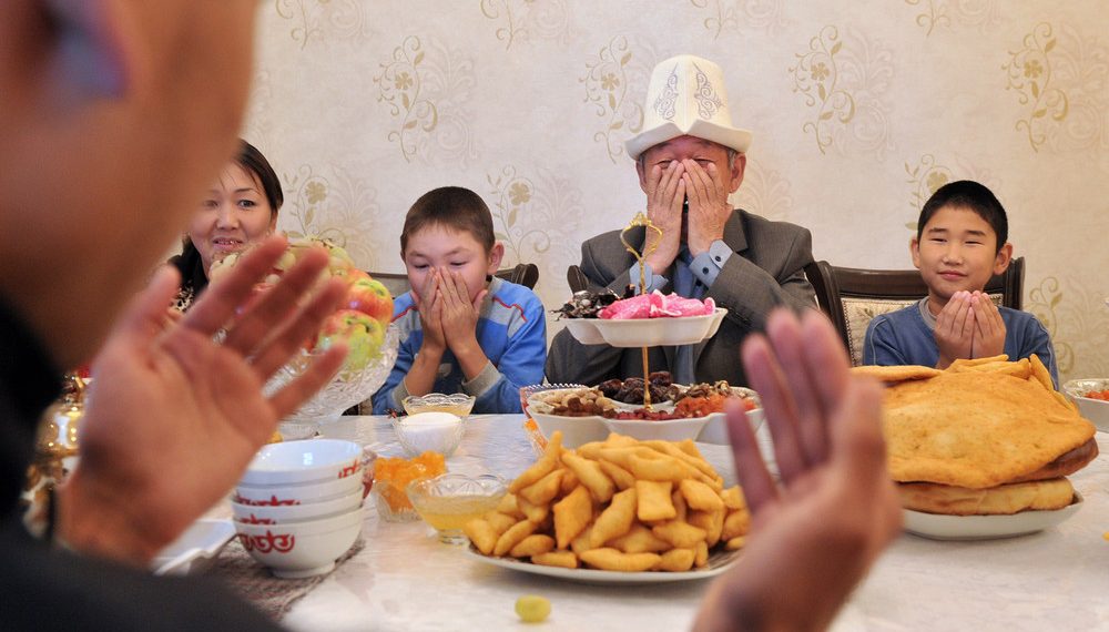 Кайын атам картошка аарчып жардам берет