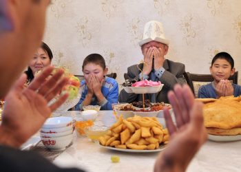 Кайын атам картошка аарчып жардам берет