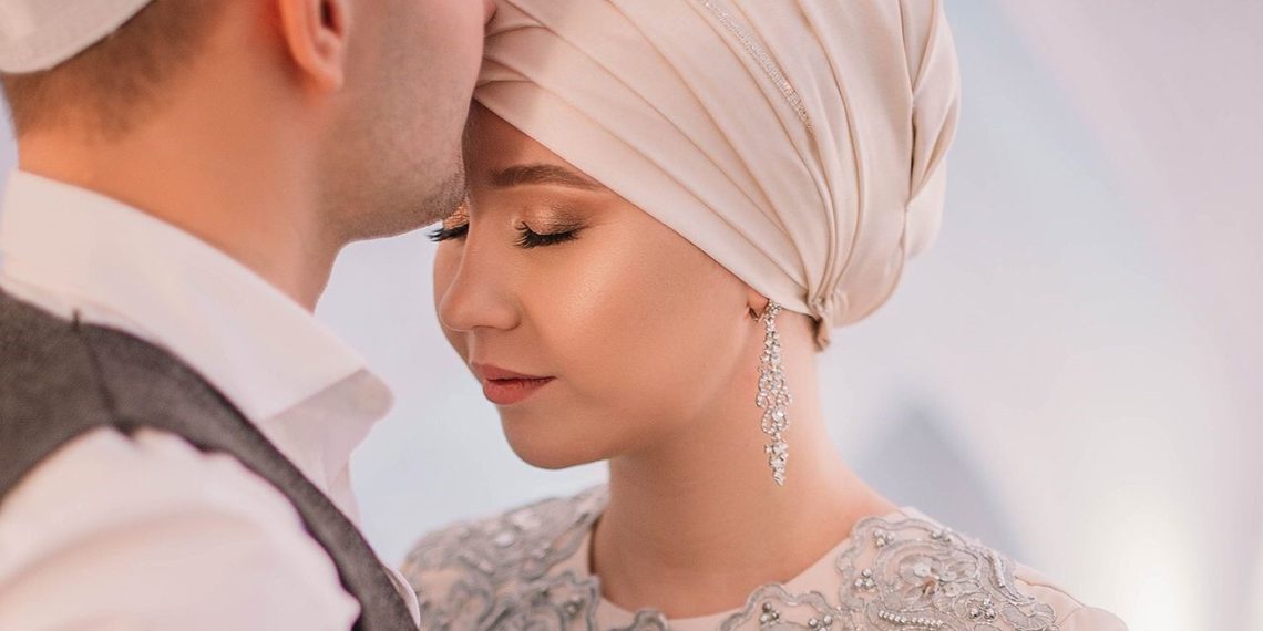 Аялын кучактагандан уялган эркектин баяны