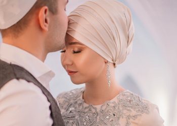 Аялын кучактагандан уялган эркектин баяны