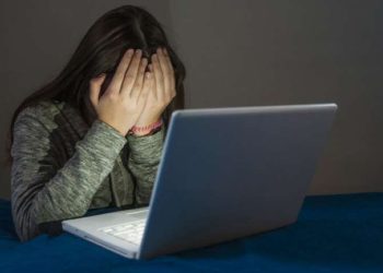 Бирөө сүрөттөрүмдү "Одноклассники" сайтына коюп уят нерселерди жасап жатат