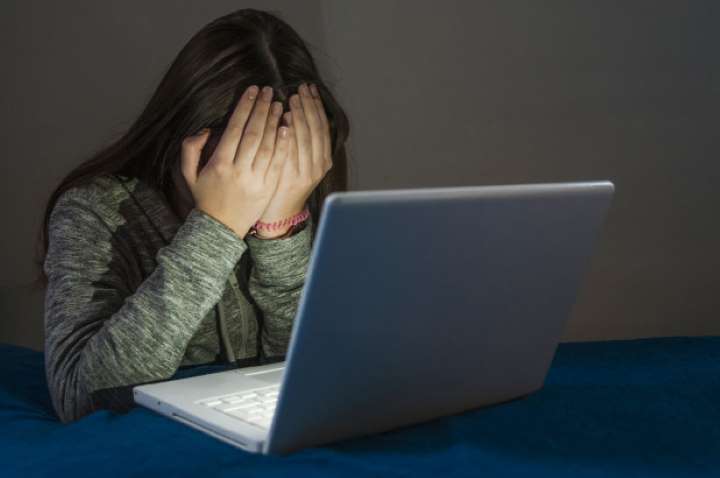 Бирөө сүрөттөрүмдү "Одноклассники" сайтына коюп уят нерселерди жасап жатат