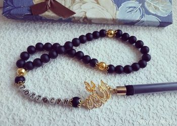 Адамдын аты жазылган теспени белекке берсе болобу?