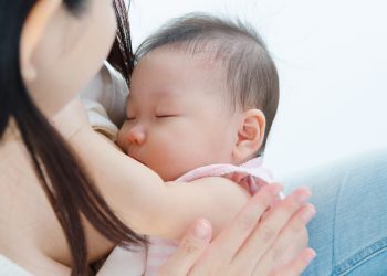 Эмчектеги сүттү кантип азайтса болот? Маммлолог жооп берет