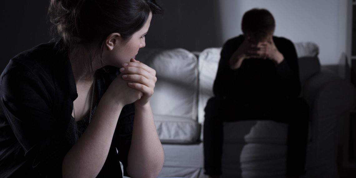 Бир жигит менен жашыруун жашайм. Ата-энем макул болбой жатат