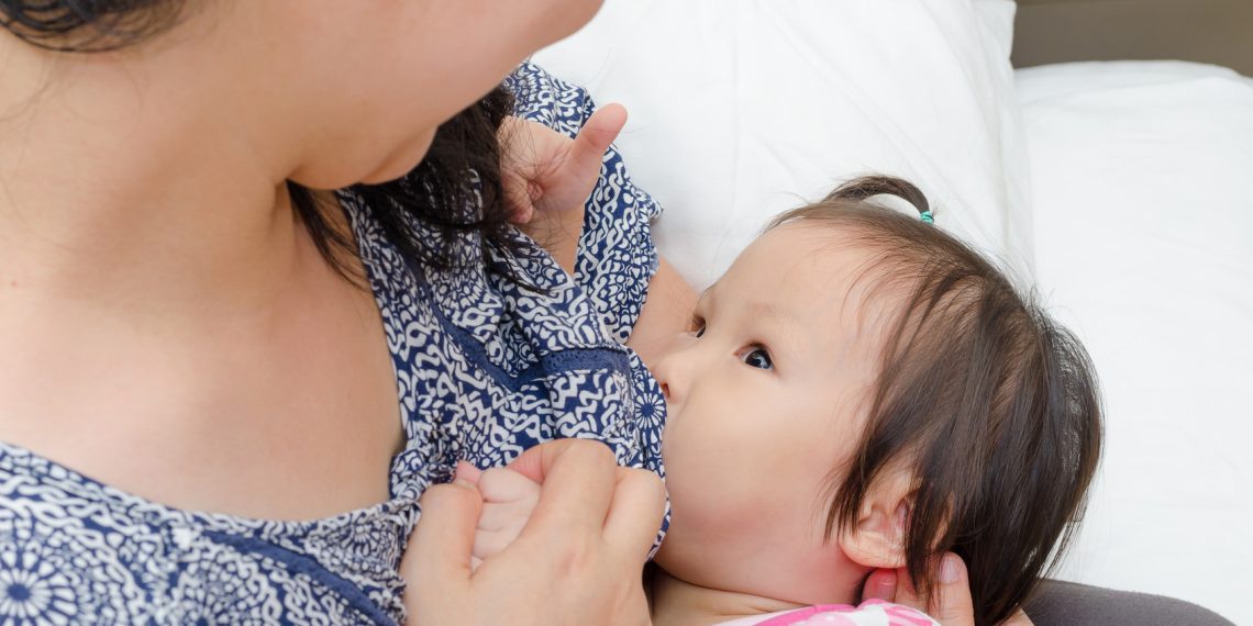 Эмчек эмген жаш баланын тили эмнеге агарып калат?