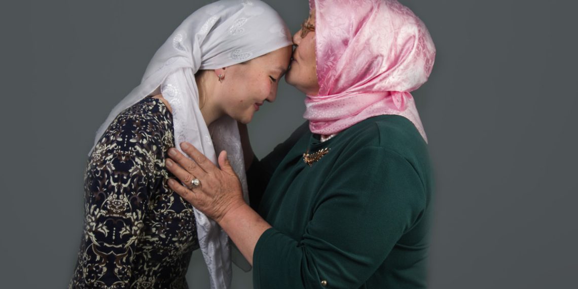 Апам күйөөмө идиш жуудуруп